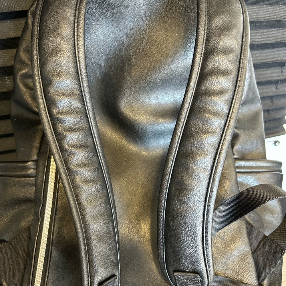 Itzy Ritzy black diaper Backpack - Picture 5 of 15